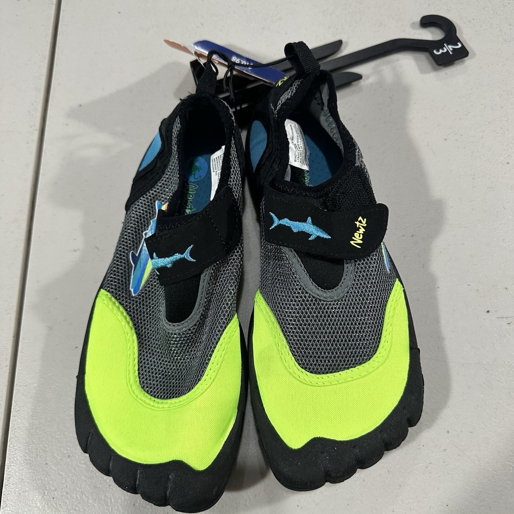 Newtz Boys Youth Water Shoes Size 2/3 UPF 50+  Toe Shoes New With Tags
